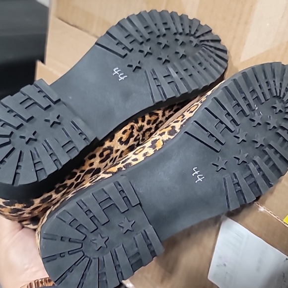 Chelsea Booties Leopard Print - Picture 8 of 8